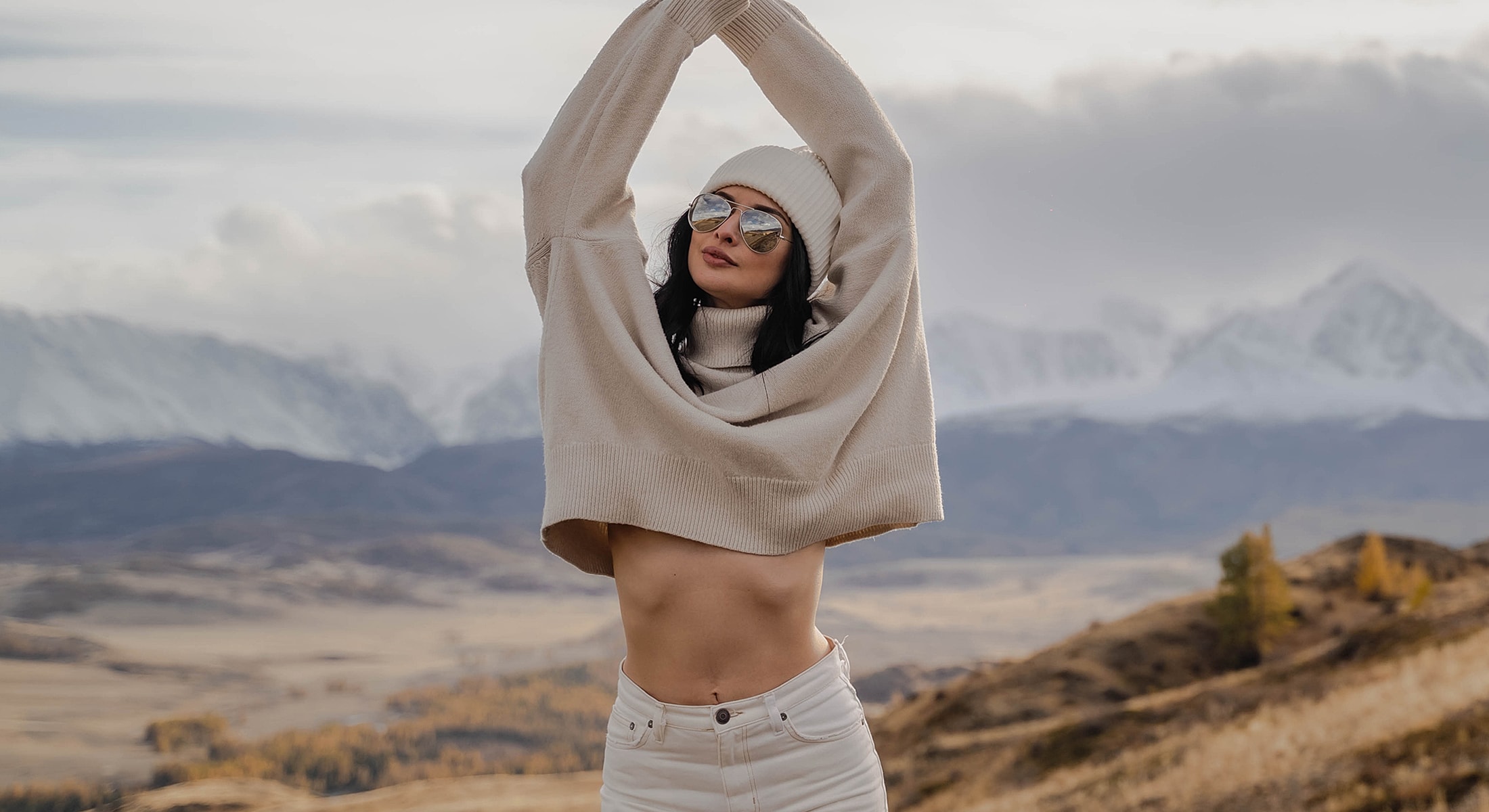 Woman in stylish outfit posing outdoors.